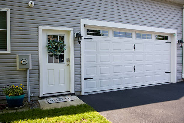 24/7 Emergency Garage Door Panel Replacement experts in Crosby, TX